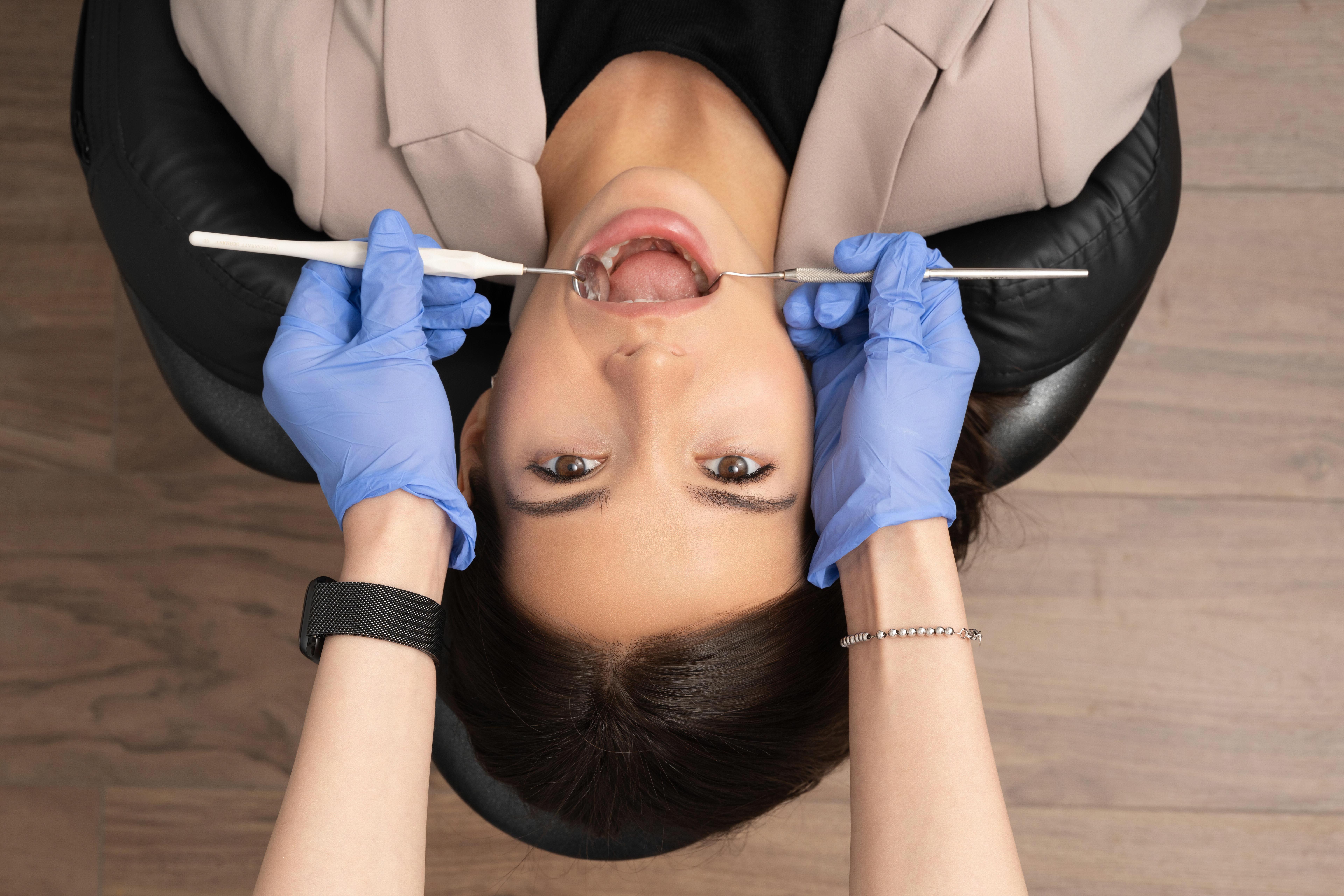 Dentista sonriente atendiendo paciente